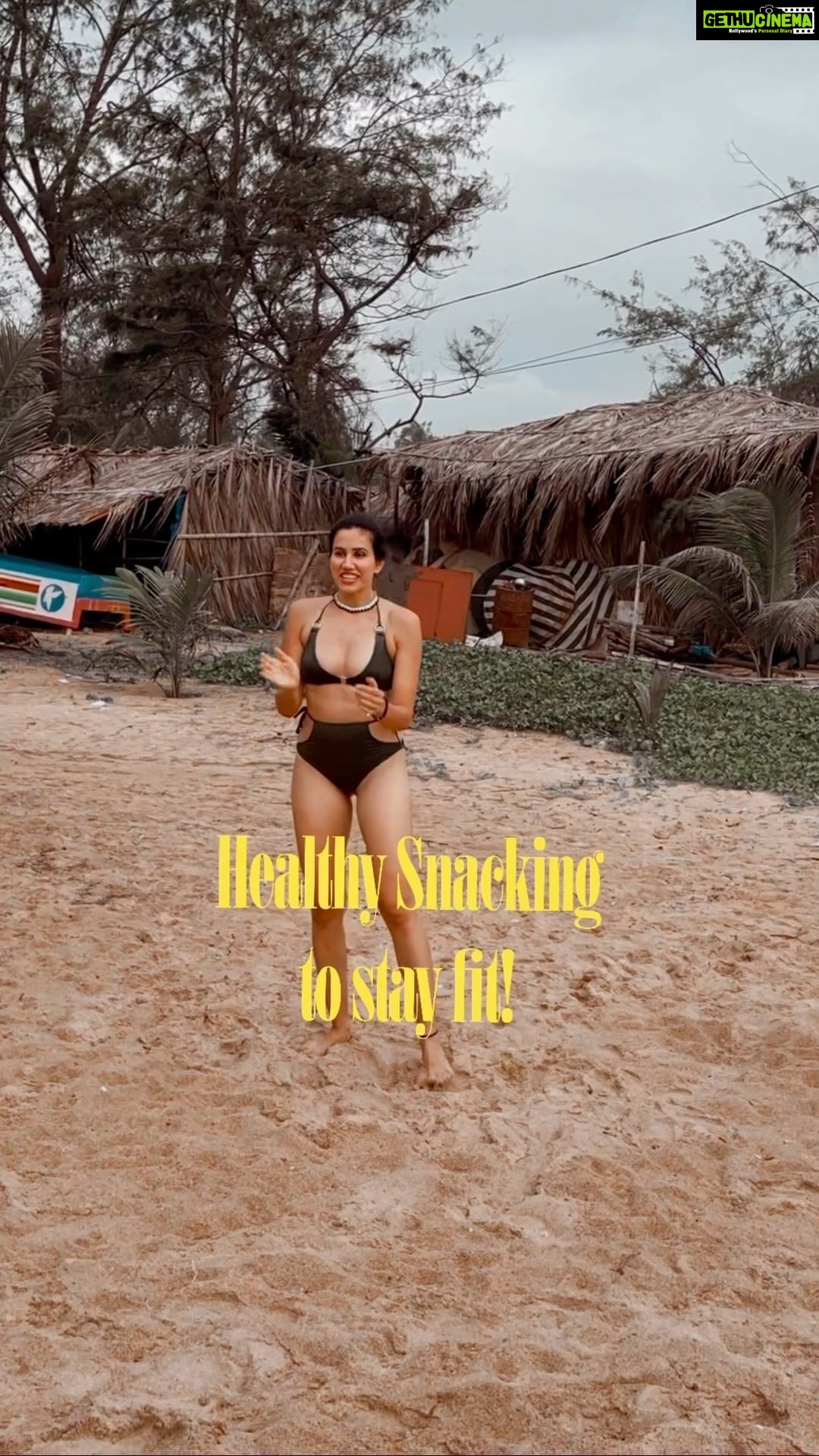 Sonnalli Seygall Instagram - What’s your pick? Also down below are some more options which aren’t in the video- 1. Nuts & Seeds 2. Chana & peanuts 3. Fruits 4. Nut milk smoothies #yogawithsonnalli #healthylifestyle #healthyfood #cleansnacks #trendingaudio #stayfit