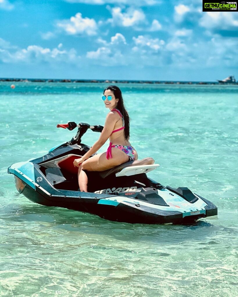 Sonnalli Seygall Instagram - Power through 🐬☀️ Disclaimer- A lot of ppl think I’m only travelling all year through, whereas the reality is I’m sitting on my bed in Mumbai, having chai n posting this. Power of #throwback 😆🤟 #Maldives #travelwithsonnalli #waterbaby #vacationdiaries #travel #jetski