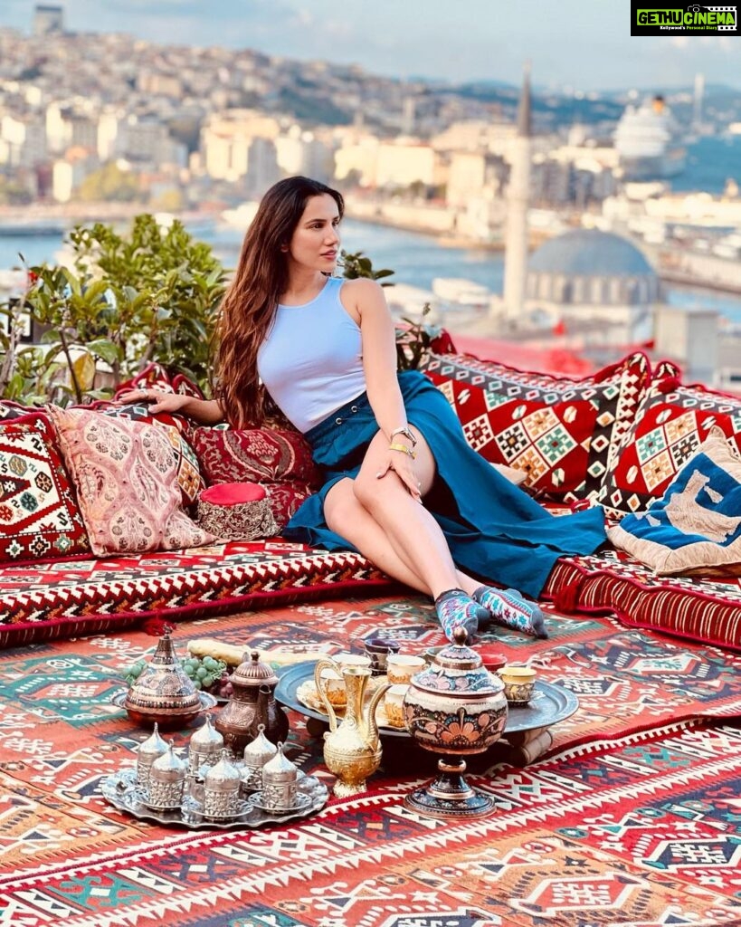 Sonnalli Seygall Instagram - Take me back to Turkish sundays 😍 #majormissing #turkeytravel #travelwithsonnalli #location - @novasantiyecafe