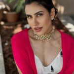 Sonnalli Seygall Instagram - Some festive drama 💗 Outfit: @souniagohil #festiveseason #weekendmood #fridayvibes #ethnicwear #ootd #fashion