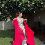 Sonnalli Seygall Instagram - Some festive drama 💗 Outfit: @souniagohil #festiveseason #weekendmood #fridayvibes #ethnicwear #ootd #fashion