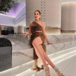 Sonnalli Seygall Instagram - Dubai nights are meant for a little glam ✨️ Outfit: @mandirawirkhq Jewels: @bansrimehtadesign Styling: @stylekarmaa #glam #ootn #fashion #dubai #dubainightlife #wednesdaymood