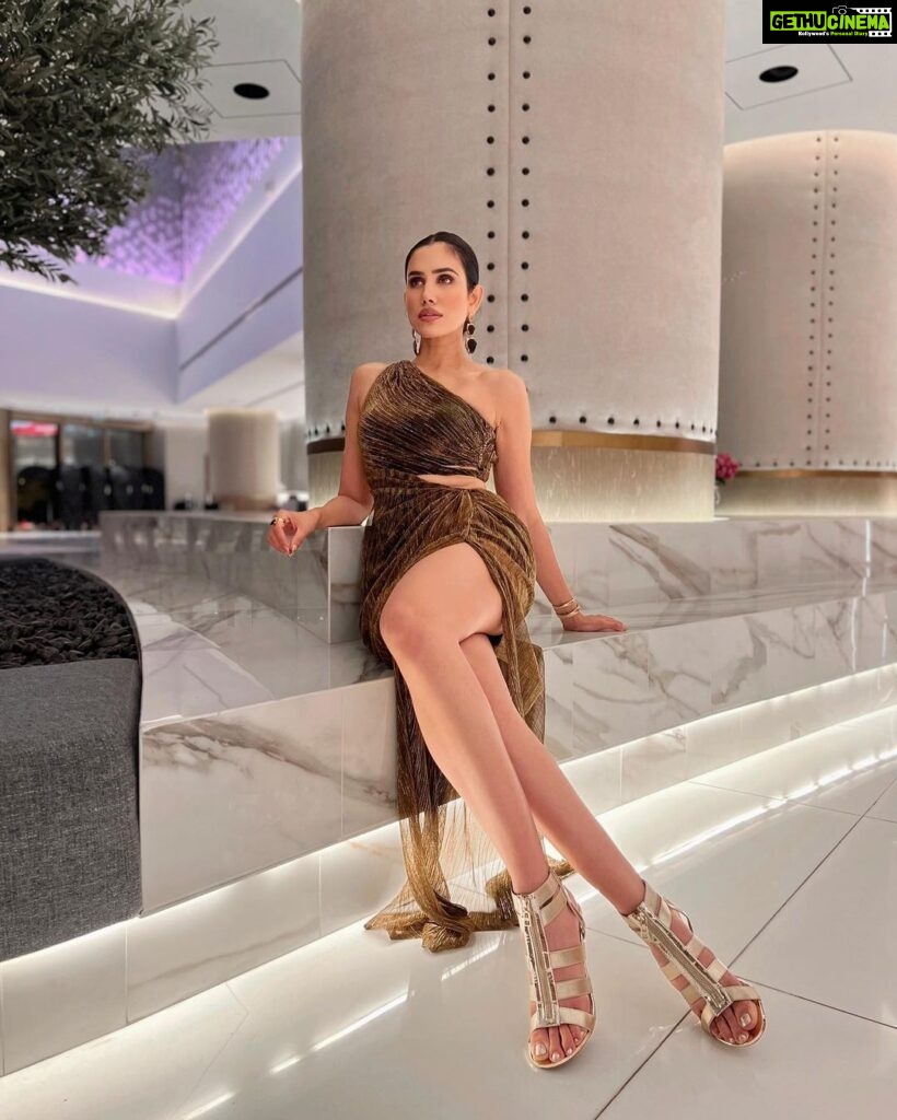 Sonnalli Seygall Instagram - Dubai nights are meant for a little glam ✨️ Outfit: @mandirawirkhq Jewels: @bansrimehtadesign Styling: @stylekarmaa #glam #ootn #fashion #dubai #dubainightlife #wednesdaymood