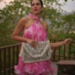 Sonnalli Seygall Instagram - Hope you having a fun Sunday! I know I am! Head to my stories to see what I’m upto 👀 💕 ——————————————————————— When my favourites come together, they create magic! ⭐️ Dress: @mandirawirkhq Bag: @vipulshahbags Photographer: @samir_samuel_david ———————————————————————