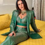 Sonnalli Seygall Instagram - My mom takes great pics, don’t u agree? 🤩🧿❤️ For: @htcity #ottplayawards2022 Outfit: @ranbirmukherjeeofficial Jewels: @rimayu07 Styling: @stylekarmaa #aboutlastnight✨ #awardsnight #experimental #jewelrygram