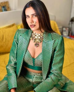 Sonnalli Seygall Instagram - My mom takes great pics, don’t u agree? 🤩🧿❤️ For: @htcity #ottplayawards2022 Outfit: @ranbirmukherjeeofficial Jewels: @rimayu07 Styling: @stylekarmaa #aboutlastnight✨ #awardsnight #experimental #jewelrygram