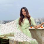 Sonnalli Seygall Instagram - Ganpati Bappa Morya! May Lord Ganesh bring you good luck and prosperity! Outfit: @souniagohil ❣️ #ganpati #ganpatibappamorya #ganeshchaturthi #festivevibes