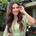 Sonnalli Seygall Instagram - Ganpati Bappa Morya! May Lord Ganesh bring you good luck and prosperity! Outfit: @souniagohil ❣️ #ganpati #ganpatibappamorya #ganeshchaturthi #festivevibes
