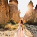 Sonnalli Seygall Instagram – Darling I’m a nightmare, dressed like a daydream 🤍

Photograph: 
@kappadokia_stambul_tr  @arik_photoart 

#sundayvibes #weekendmood 
#cappadocia #cappadociaturkey  #travelphotography #beautifuldestinations  #discoverturkey #travelwithsonnalli