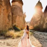 Sonnalli Seygall Instagram - Darling I'm a nightmare, dressed like a daydream 🤍 Photograph: @kappadokia_stambul_tr @arik_photoart #sundayvibes #weekendmood #cappadocia #cappadociaturkey #travelphotography #beautifuldestinations #discoverturkey #travelwithsonnalli