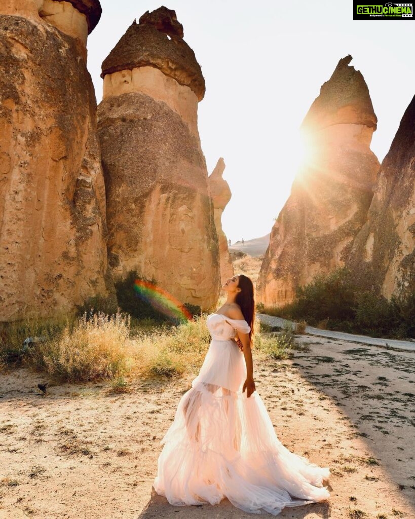 Sonnalli Seygall Instagram - Darling I'm a nightmare, dressed like a daydream 🤍 Photograph: @kappadokia_stambul_tr @arik_photoart #sundayvibes #weekendmood #cappadocia #cappadociaturkey #travelphotography #beautifuldestinations #discoverturkey #travelwithsonnalli