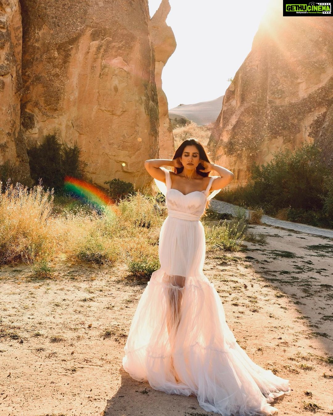 Sonnalli Seygall Instagram - Darling I'm a nightmare, dressed like a daydream 🤍 Photograph: @kappadokia_stambul_tr @arik_photoart #sundayvibes #weekendmood #cappadocia #cappadociaturkey #travelphotography #beautifuldestinations #discoverturkey #travelwithsonnalli