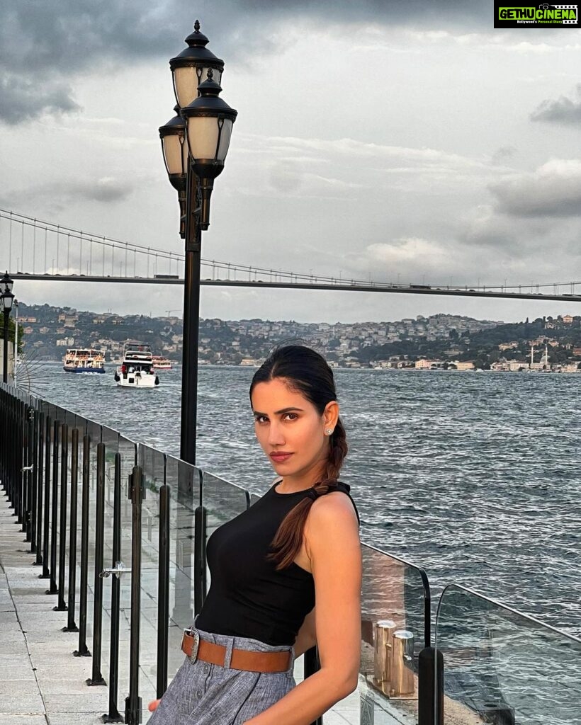 Sonnalli Seygall Instagram - Always taking the scenic route 🌊 #travelwithsonnalli #vacationdiaries #visitturkey #istanbul #ciraganpalace Çırağan palace