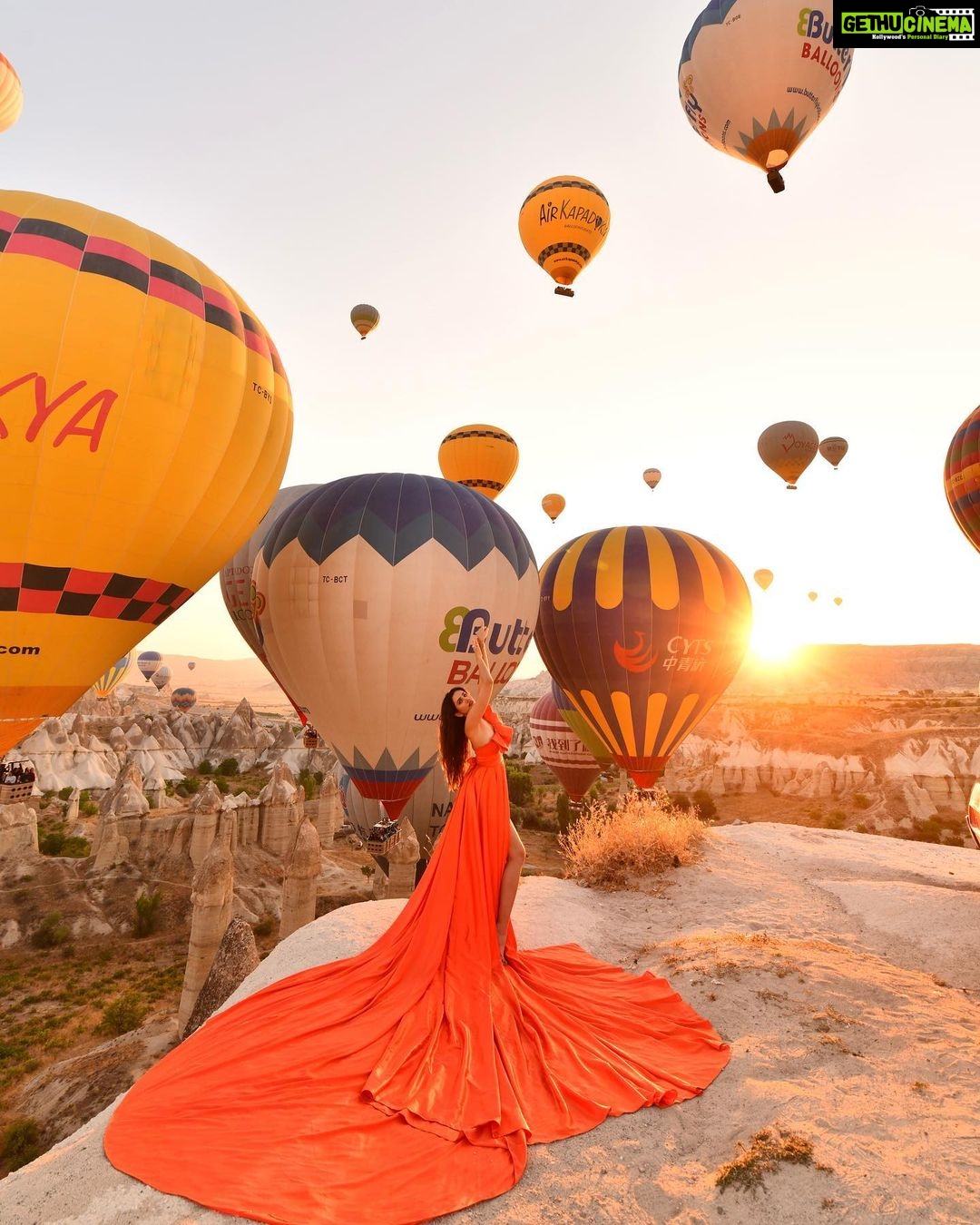 Sonnalli Seygall Instagram - 🔥🎈 Smart ppl will know what my caption means 😋 Photograph: @kapadokya_istanbul @arik_photoart #cappadocia #cappadociaballoon #cappadociaturkey #hotairballoon #travelphotography #beautifuldestinations #discoverturkey #travelwithsonnalli Capadócia