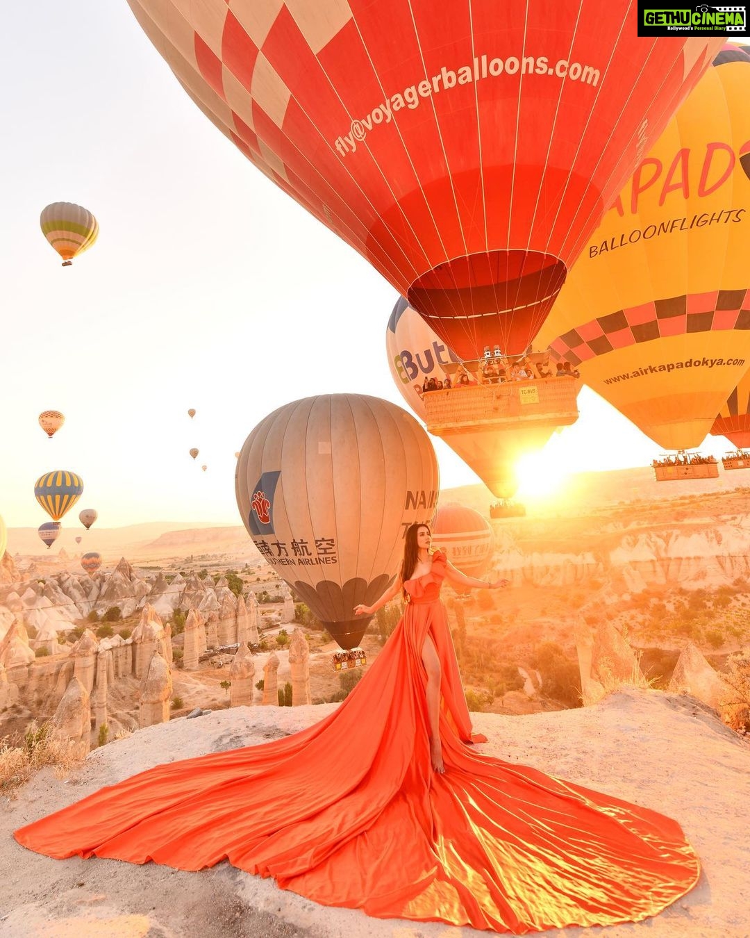Sonnalli Seygall Instagram - 🔥🎈 Smart ppl will know what my caption means 😋 Photograph: @kapadokya_istanbul @arik_photoart #cappadocia #cappadociaballoon #cappadociaturkey #hotairballoon #travelphotography #beautifuldestinations #discoverturkey #travelwithsonnalli Capadócia