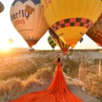 Sonnalli Seygall Instagram - 🔥🎈 Smart ppl will know what my caption means 😋 Photograph: @kapadokya_istanbul @arik_photoart #cappadocia #cappadociaballoon #cappadociaturkey #hotairballoon #travelphotography #beautifuldestinations #discoverturkey #travelwithsonnalli Capadócia