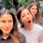 Sonnalli Seygall Instagram - Friends don’t let friends do silly things alone 🤪 @poppyjabbal @simrankaurmundi 😘❤️💃🏻👯‍♀️ #feelitreelit #feelkaroreelkaro #trendingreels #funnyreels #comedy #friends #viralreels #reels #internationalfriendshipday #mytribe