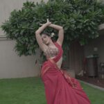 Sonnalli Seygall Instagram - ज़िद ना करो 🌹 Shot by- @dieppj #reels #trendingreels #feelitreelit #sareelover #bollywoodvibes #feelkaroreelkaro #viralreels