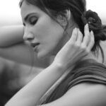 Sonnalli Seygall Instagram - गुलाबो 🌹 Photograph: @dieppj #blackandwhite #blackandwhitephotography #sareelover #wednesdayvibes #photoshoot