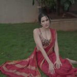 Sonnalli Seygall Instagram - Mom incase you were wondering where your red saree went, Hi 👋🥰 Photograph: @dieppj #sareelover #traditionalvibes #tuesdaymood