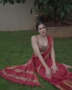 Sonnalli Seygall Instagram - Mom incase you were wondering where your red saree went, Hi 👋🥰 Photograph: @dieppj #sareelover #traditionalvibes #tuesdaymood