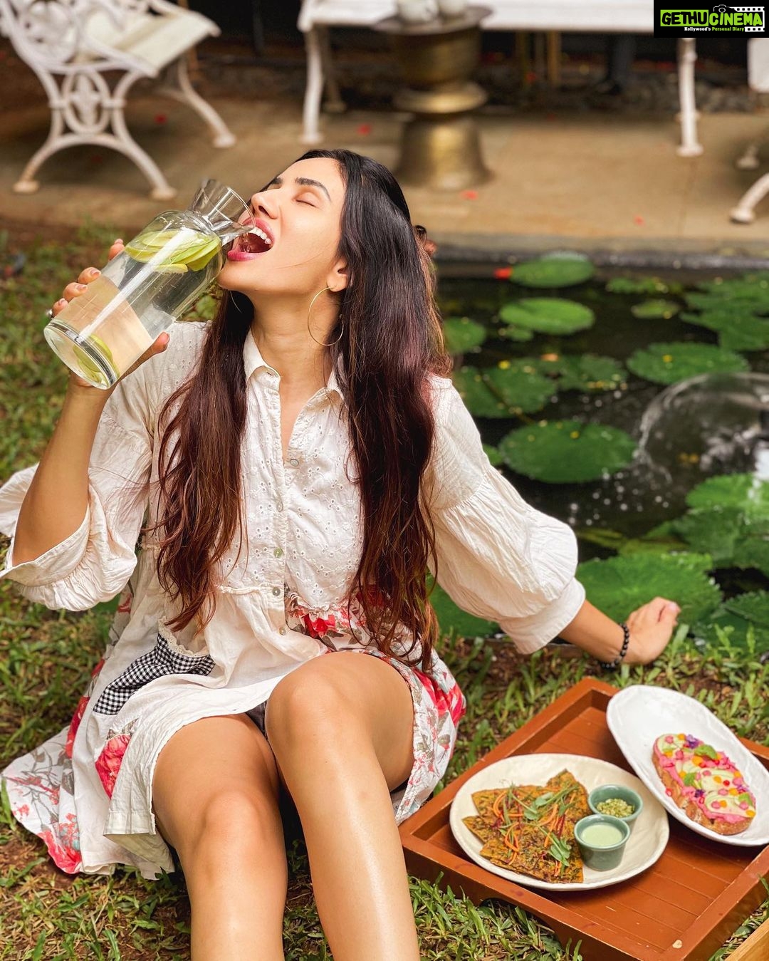 Sonnalli Seygall Instagram - This is you sign to hydrate! And eat healthy.. or atleast, healthier! If you have been thinking about making some lifestyle shifts, start now. Start small but start for sure! Eating healthy doesnβt mean starving yourself, itβs just choosing whatβs right for your body. For every time you have a pizza, make sure there are at least 3 times u have veggies/ salads and your protein. Everytime you eat a piece of cake, try to eat it in the day (when ur digestion is the strongest) and not at night. TRY. Thatβs the operative word here. Be mindful of what you put in your body, mind & soul π«Ά Health tip for this week- Have ur dinner at least 3-4 hrs before going to bed. βββββββββββββββββββββββ #weekendbinge #fridaymood #healthyliving #healthylifestyle #fitness #naturelover #foodie