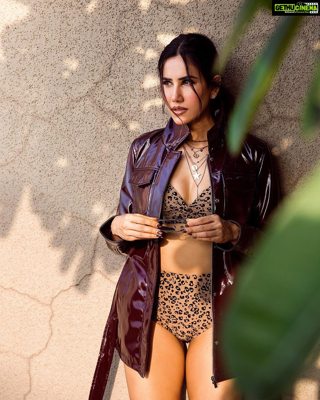Sonnalli Seygall Instagram - Be unapologetically you π€ βββββββββββββββββββββββ Photograph: @palashvphoto Makeup: @niyati_kothari Hair: @makeupnhairbyankita #bossbabe #sundaymood #itstheweekend #photoshoot