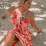 Sonnalli Seygall Instagram - In my element 🌟 Jewellery: @anaqajewels Outfit: @mandirawirkhq #pose #beachvibes #thursdayvibe