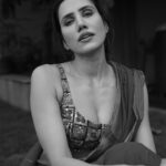 Sonnalli Seygall Instagram - गुलाबो 🌹 Photograph: @dieppj #blackandwhite #blackandwhitephotography #sareelover #wednesdayvibes #photoshoot