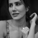 Sonnalli Seygall Instagram - गुलाबो 🌹 Photograph: @dieppj #blackandwhite #blackandwhitephotography #sareelover #wednesdayvibes #photoshoot