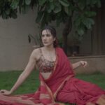 Sonnalli Seygall Instagram - Mom incase you were wondering where your red saree went, Hi 👋🥰 Photograph: @dieppj #sareelover #traditionalvibes #tuesdaymood