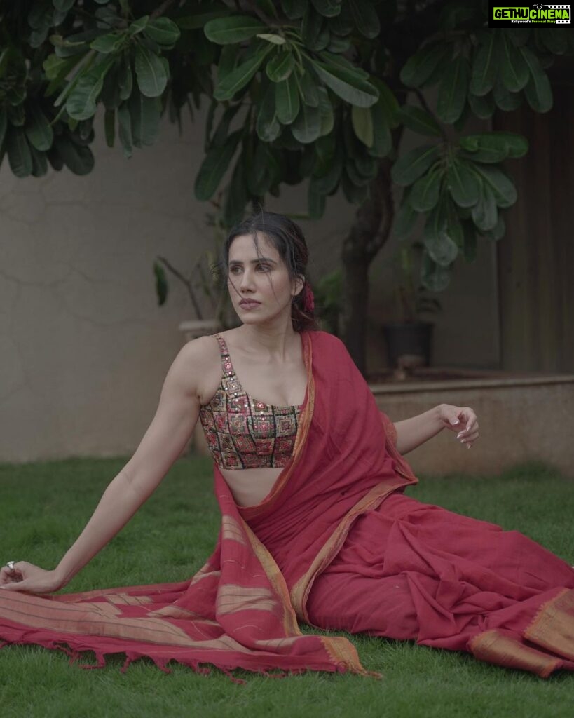 Sonnalli Seygall Instagram - Mom incase you were wondering where your red saree went, Hi 👋🥰 Photograph: @dieppj #sareelover #traditionalvibes #tuesdaymood