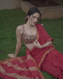 Sonnalli Seygall Instagram - Mom incase you were wondering where your red saree went, Hi 👋🥰 Photograph: @dieppj #sareelover #traditionalvibes #tuesdaymood