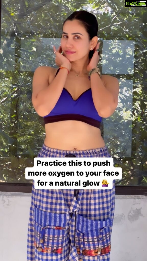 Sonnalli Seygall Instagram - “Where there’s flow, there’s glow” ——————————————————————————————— Mukh Dhamini- A preparatory kriya or a breathing excercise, great for blood circulation and to push more oxygen into your face. And ofcourse your lungs. Ditch your oxyfacials and try this natural option! ——————————————————————————————— #beautyhacks #naturalremedies #yoga #pranayam #breathingexercises #ayurveda #skincaretips #skincarereels #reelit #healthylifestyle #wellnesslifestyle