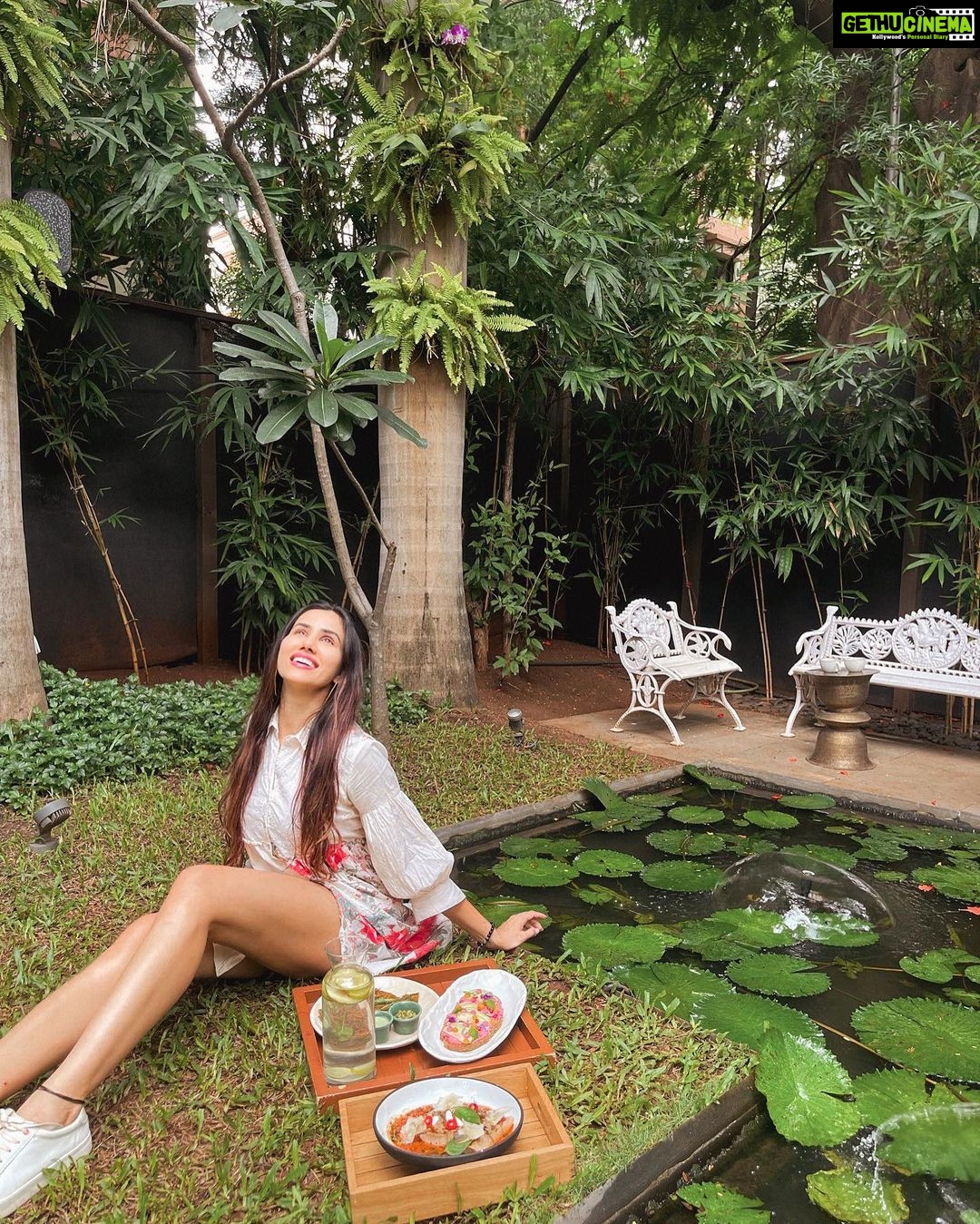 Sonnalli Seygall Instagram - This is you sign to hydrate! And eat healthy.. or atleast, healthier! If you have been thinking about making some lifestyle shifts, start now. Start small but start for sure! Eating healthy doesnβt mean starving yourself, itβs just choosing whatβs right for your body. For every time you have a pizza, make sure there are at least 3 times u have veggies/ salads and your protein. Everytime you eat a piece of cake, try to eat it in the day (when ur digestion is the strongest) and not at night. TRY. Thatβs the operative word here. Be mindful of what you put in your body, mind & soul π«Ά Health tip for this week- Have ur dinner at least 3-4 hrs before going to bed. βββββββββββββββββββββββ #weekendbinge #fridaymood #healthyliving #healthylifestyle #fitness #naturelover #foodie