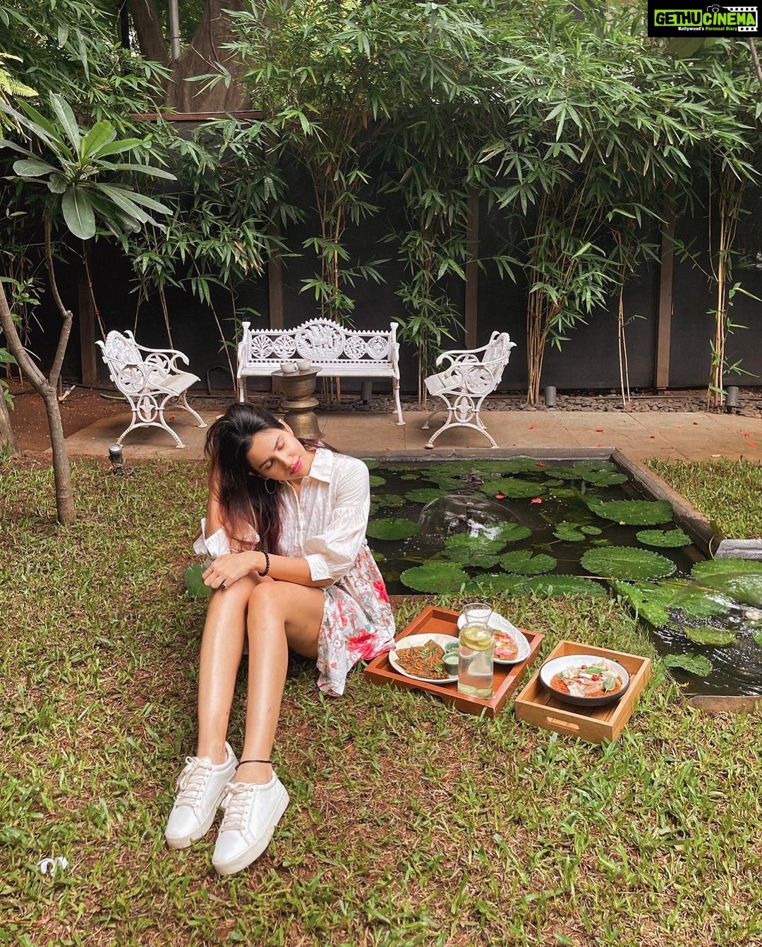 Sonnalli Seygall Instagram - This is you sign to hydrate! And eat healthy.. or atleast, healthier! If you have been thinking about making some lifestyle shifts, start now. Start small but start for sure! Eating healthy doesnβt mean starving yourself, itβs just choosing whatβs right for your body. For every time you have a pizza, make sure there are at least 3 times u have veggies/ salads and your protein. Everytime you eat a piece of cake, try to eat it in the day (when ur digestion is the strongest) and not at night. TRY. Thatβs the operative word here. Be mindful of what you put in your body, mind & soul π«Ά Health tip for this week- Have ur dinner at least 3-4 hrs before going to bed. βββββββββββββββββββββββ #weekendbinge #fridaymood #healthyliving #healthylifestyle #fitness #naturelover #foodie