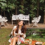 Sonnalli Seygall Instagram - This is you sign to hydrate! And eat healthy.. or atleast, healthier! If you have been thinking about making some lifestyle shifts, start now. Start small but start for sure! Eating healthy doesn’t mean starving yourself, it’s just choosing what’s right for your body. For every time you have a pizza, make sure there are at least 3 times u have veggies/ salads and your protein. Everytime you eat a piece of cake, try to eat it in the day (when ur digestion is the strongest) and not at night. TRY. That’s the operative word here. Be mindful of what you put in your body, mind & soul 🫶 Health tip for this week- Have ur dinner at least 3-4 hrs before going to bed. ——————————————————————— #weekendbinge #fridaymood #healthyliving #healthylifestyle #fitness #naturelover #foodie