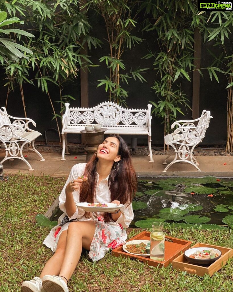 Sonnalli Seygall Instagram - This is you sign to hydrate! And eat healthy.. or atleast, healthier! If you have been thinking about making some lifestyle shifts, start now. Start small but start for sure! Eating healthy doesn’t mean starving yourself, it’s just choosing what’s right for your body. For every time you have a pizza, make sure there are at least 3 times u have veggies/ salads and your protein. Everytime you eat a piece of cake, try to eat it in the day (when ur digestion is the strongest) and not at night. TRY. That’s the operative word here. Be mindful of what you put in your body, mind & soul 🫶 Health tip for this week- Have ur dinner at least 3-4 hrs before going to bed. ——————————————————————— #weekendbinge #fridaymood #healthyliving #healthylifestyle #fitness #naturelover #foodie