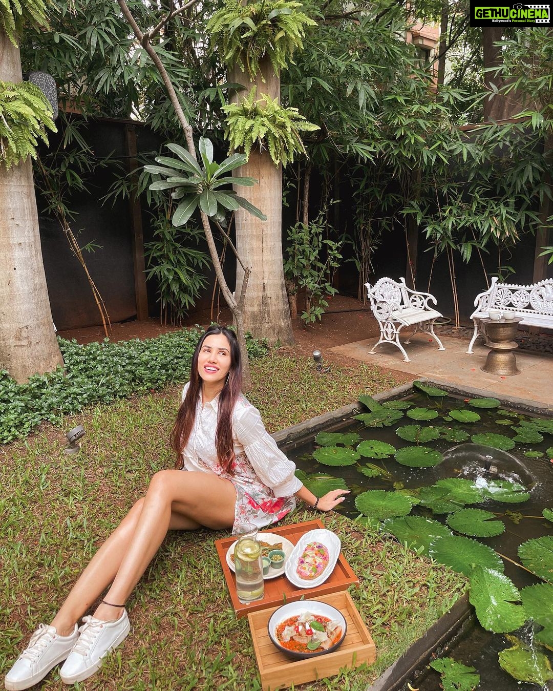 Sonnalli Seygall Instagram - This is you sign to hydrate! And eat healthy.. or atleast, healthier! If you have been thinking about making some lifestyle shifts, start now. Start small but start for sure! Eating healthy doesnβt mean starving yourself, itβs just choosing whatβs right for your body. For every time you have a pizza, make sure there are at least 3 times u have veggies/ salads and your protein. Everytime you eat a piece of cake, try to eat it in the day (when ur digestion is the strongest) and not at night. TRY. Thatβs the operative word here. Be mindful of what you put in your body, mind & soul π«Ά Health tip for this week- Have ur dinner at least 3-4 hrs before going to bed. βββββββββββββββββββββββ #weekendbinge #fridaymood #healthyliving #healthylifestyle #fitness #naturelover #foodie