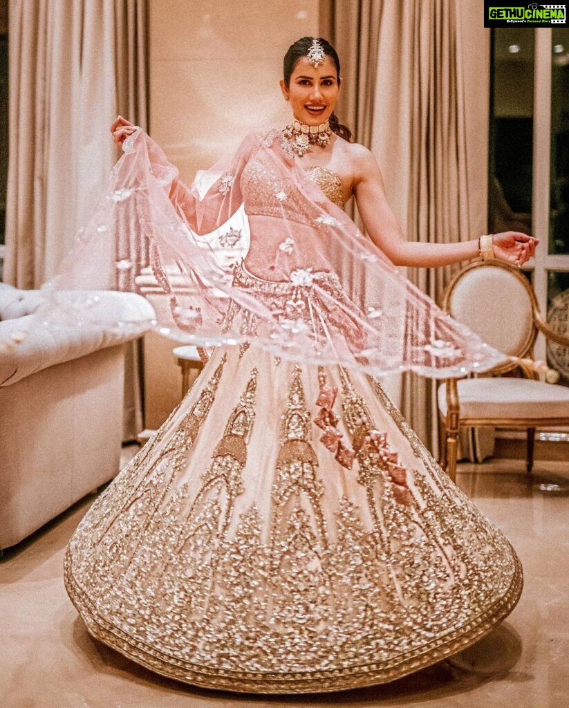 Sonnalli Seygall Instagram - Dear lehenga, u made me pose 🌹✨ Outfit: @pawanandpranav Jewellery: @anaqajewels Photograph: @the_wedding_files #pose #lehenga #weddingdiaries #traditionalvibes