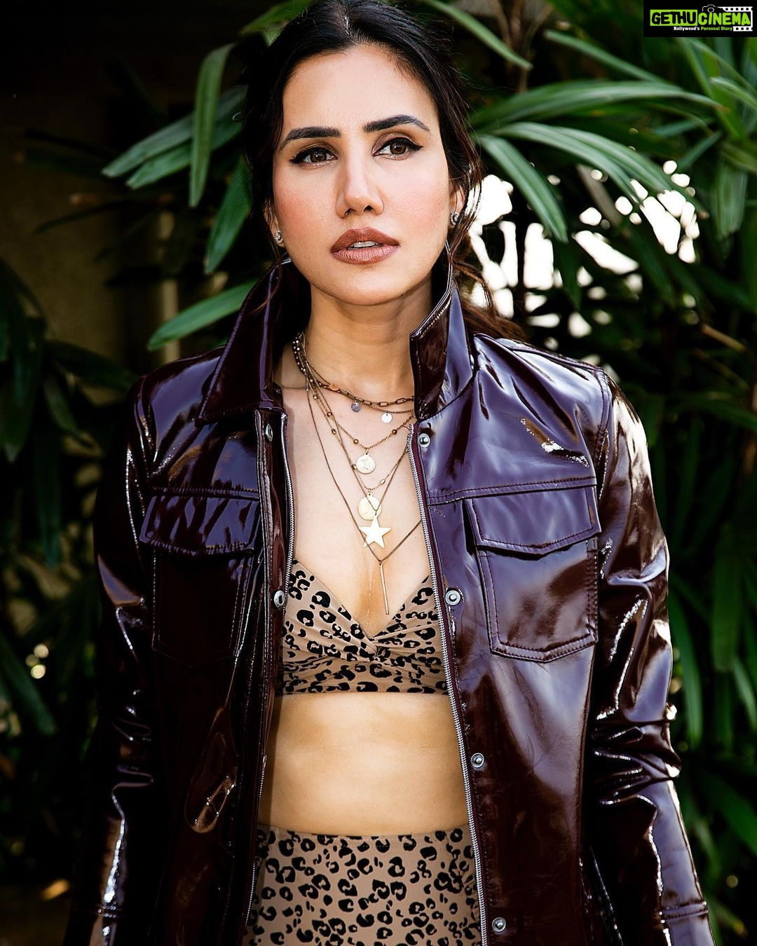 Sonnalli Seygall Instagram - Be you. Do you. For you π€ βββββββββββββββββββββββ Photograph: @palashvphoto Makeup: @niyati_kothari Hair: @makeupnhairbyankita #bossbabe #mondaymood #photoshoot #mondaymotivation