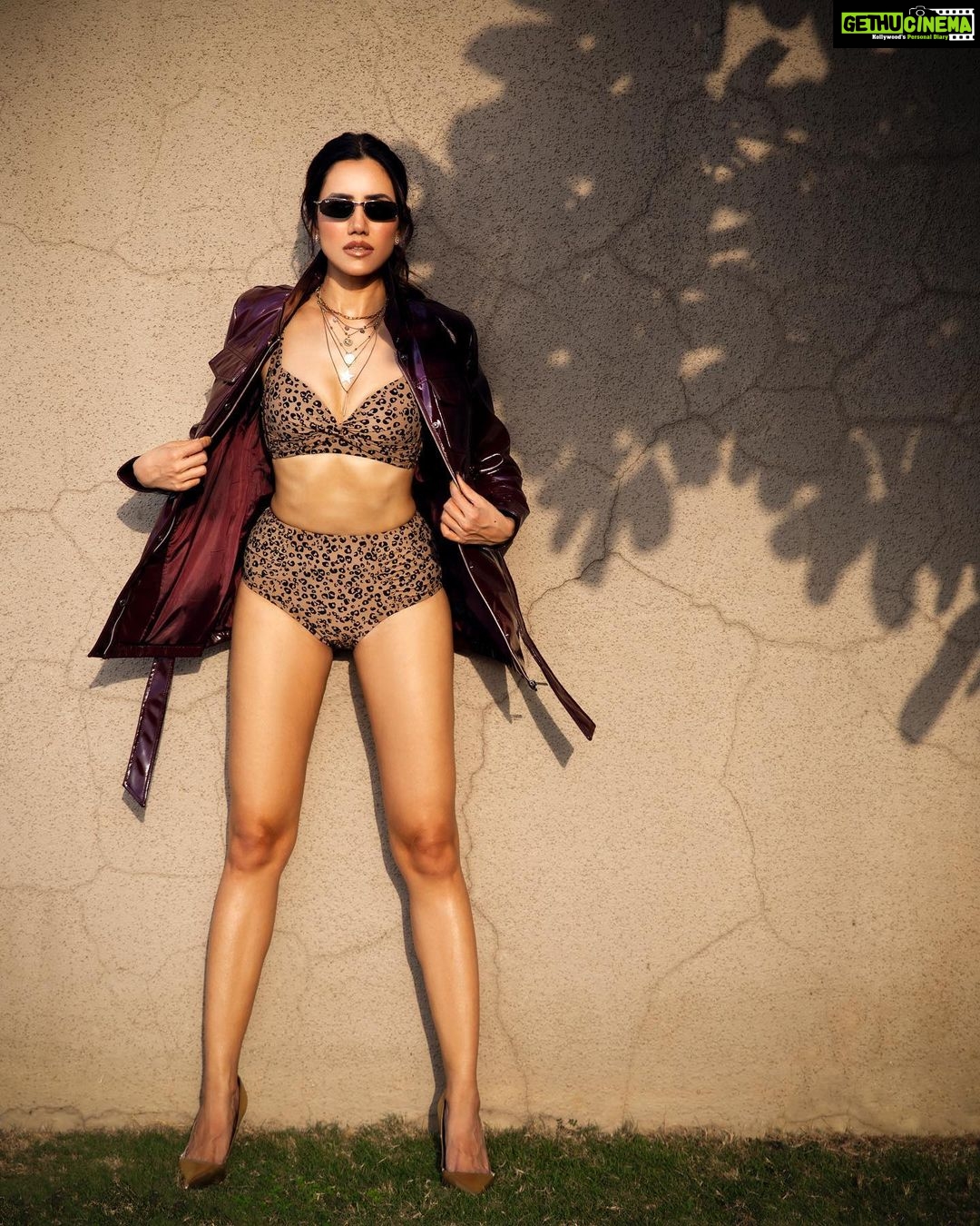 Sonnalli Seygall Instagram - Note to self: You killin in π€β‘ βββββββββββββββββββββββ Photograph: @palashvphoto Makeup: @niyati_kothari Hair: @makeupnhairbyankita #bossbabe #saturdayvibes #itstheweekend #photoshoot