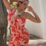 Sonnalli Seygall Instagram - In my element 🌟 Jewellery: @anaqajewels Outfit: @mandirawirkhq #pose #beachvibes #thursdayvibe