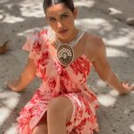 Sonnalli Seygall Instagram - In my element 🌟 Jewellery: @anaqajewels Outfit: @mandirawirkhq #pose #beachvibes #thursdayvibe