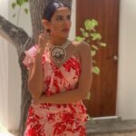 Sonnalli Seygall Instagram - In my element 🌟 Jewellery: @anaqajewels Outfit: @mandirawirkhq #pose #beachvibes #thursdayvibe