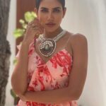 Sonnalli Seygall Instagram - In my element 🌟 Jewellery: @anaqajewels Outfit: @mandirawirkhq #pose #beachvibes #thursdayvibe