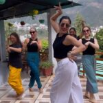 Sonnalli Seygall Instagram - Teaching my new friends some Indian dancing #Tumtum 💃🏻 Thankuuu my Maroua, @michellewells2429 @the_happy_travelista @taniya_verma22 for doing this with me ❤️😘 #trendingreels #trendingsongs #bollywooddance #funreels #dancechallenge