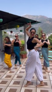 Sonnalli Seygall Instagram - Teaching my new friends some Indian dancing #Tumtum 💃🏻 Thankuuu my Maroua, @michellewells2429 @the_happy_travelista @taniya_verma22 for doing this with me ❤️😘

#trendingreels #trendingsongs #bollywooddance #funreels #dancechallenge