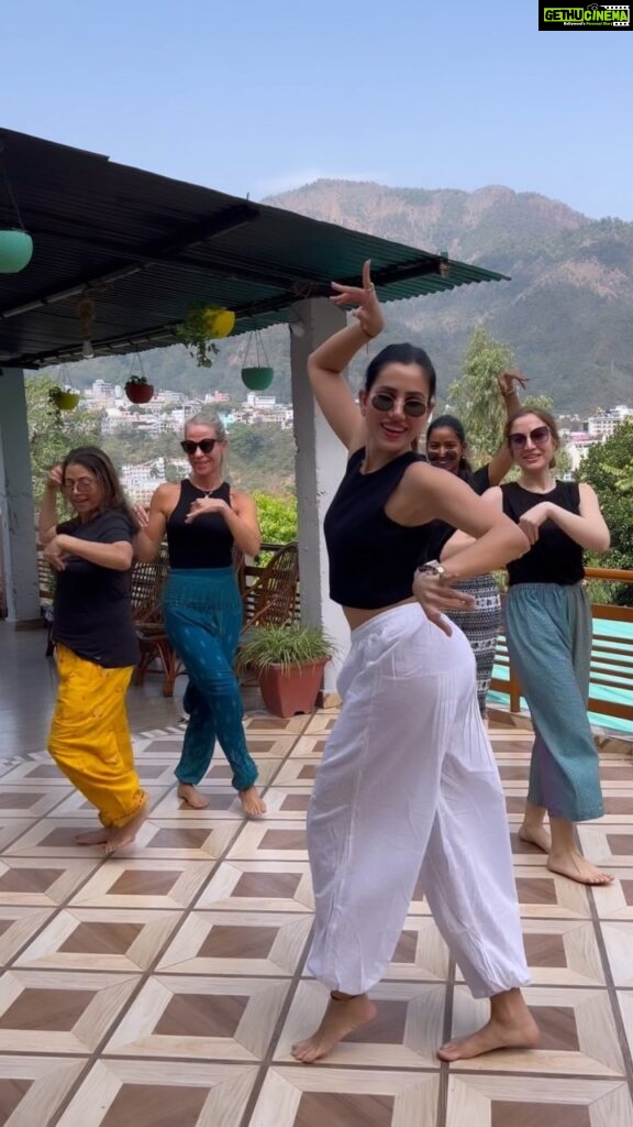 Sonnalli Seygall Instagram - Teaching my new friends some Indian dancing #Tumtum 💃🏻 Thankuuu my Maroua, @michellewells2429 @the_happy_travelista @taniya_verma22 for doing this with me ❤️😘 #trendingreels #trendingsongs #bollywooddance #funreels #dancechallenge
