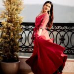 Sonnalli Seygall Instagram - Felt like the Indian version of this emoji💃🏻 Outfit: @mandirawirkhq Jewellery: @anaqajewels Photograph: @the_wedding_files #wedding #bestfriendswedding #sangeet #bridesmaid #indianwedding